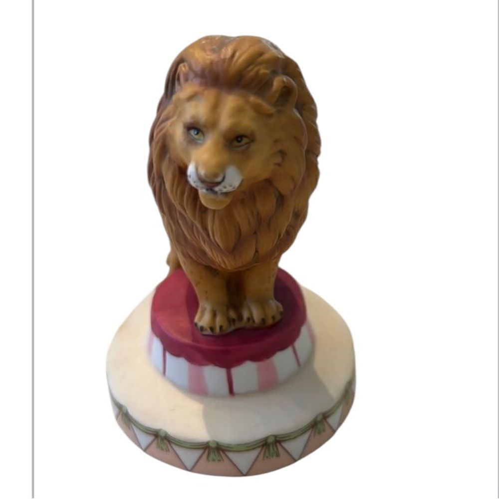 Vintage Wallace Berrie 1983 porcelain #9608 Lion no chips cracks or fading EVC